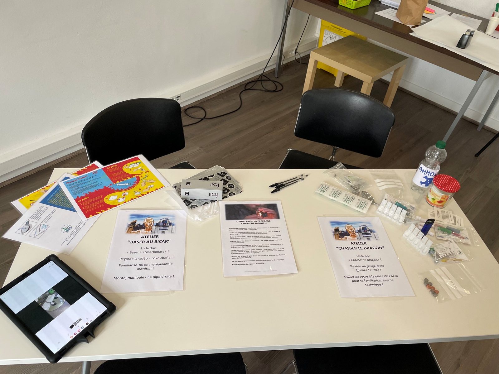 Table d’atelier : supports des ateliers « Baser au bicar » et « Chasser le dragon » avec le matériel correspondant