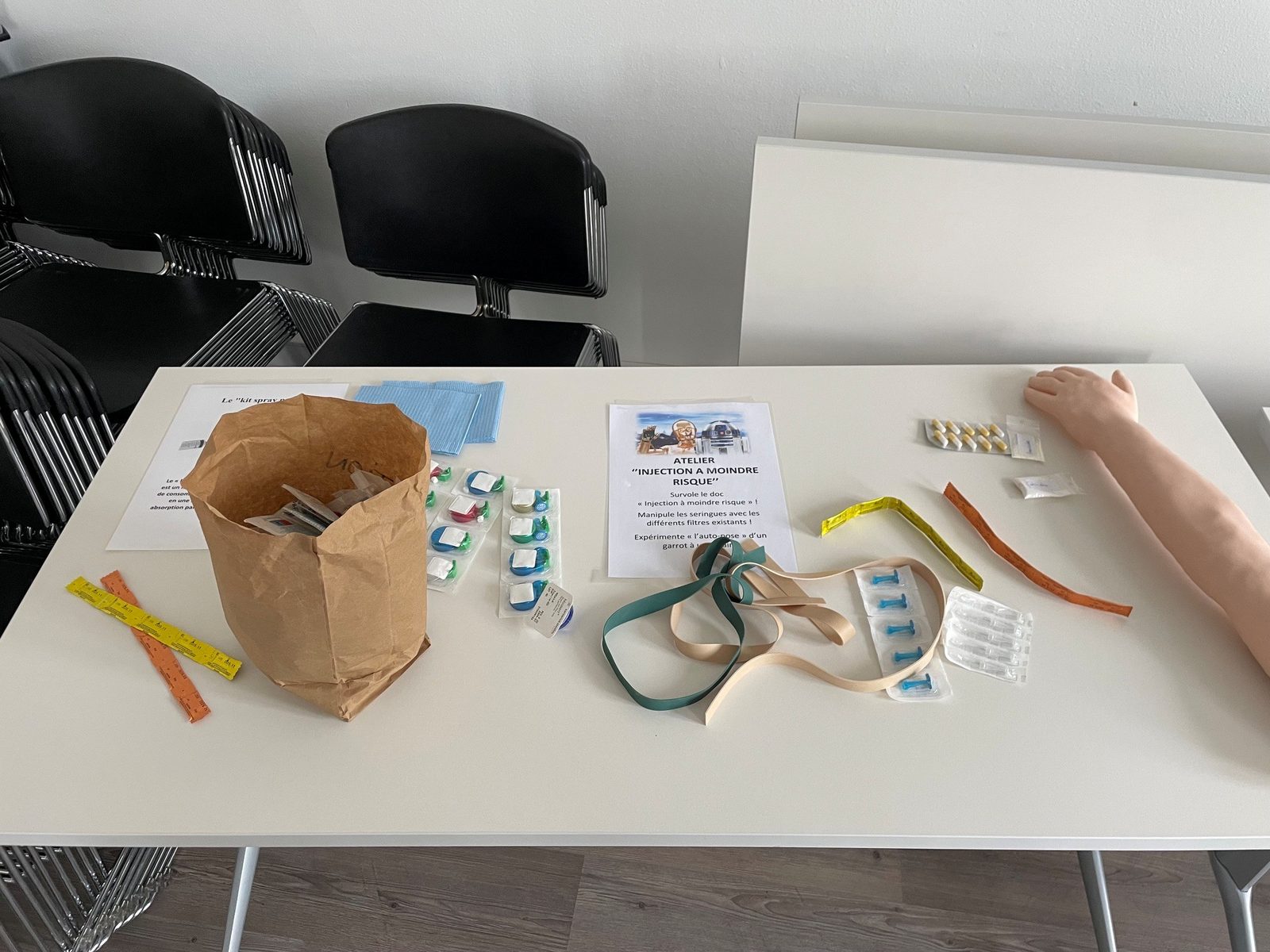 Table d’atelier : kit d’injection à moindre risque, garrots, filtres, seringues et bras d’entraînement