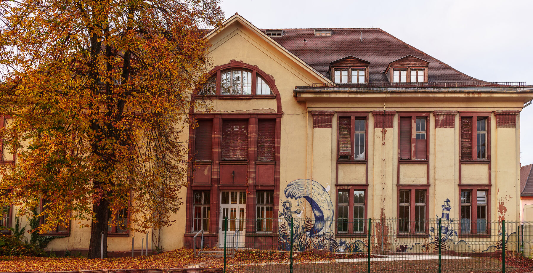 Le bâtiment d’Argos, quai Ménachem Taffel, avec la fresque murale bleue qui orne sa façade