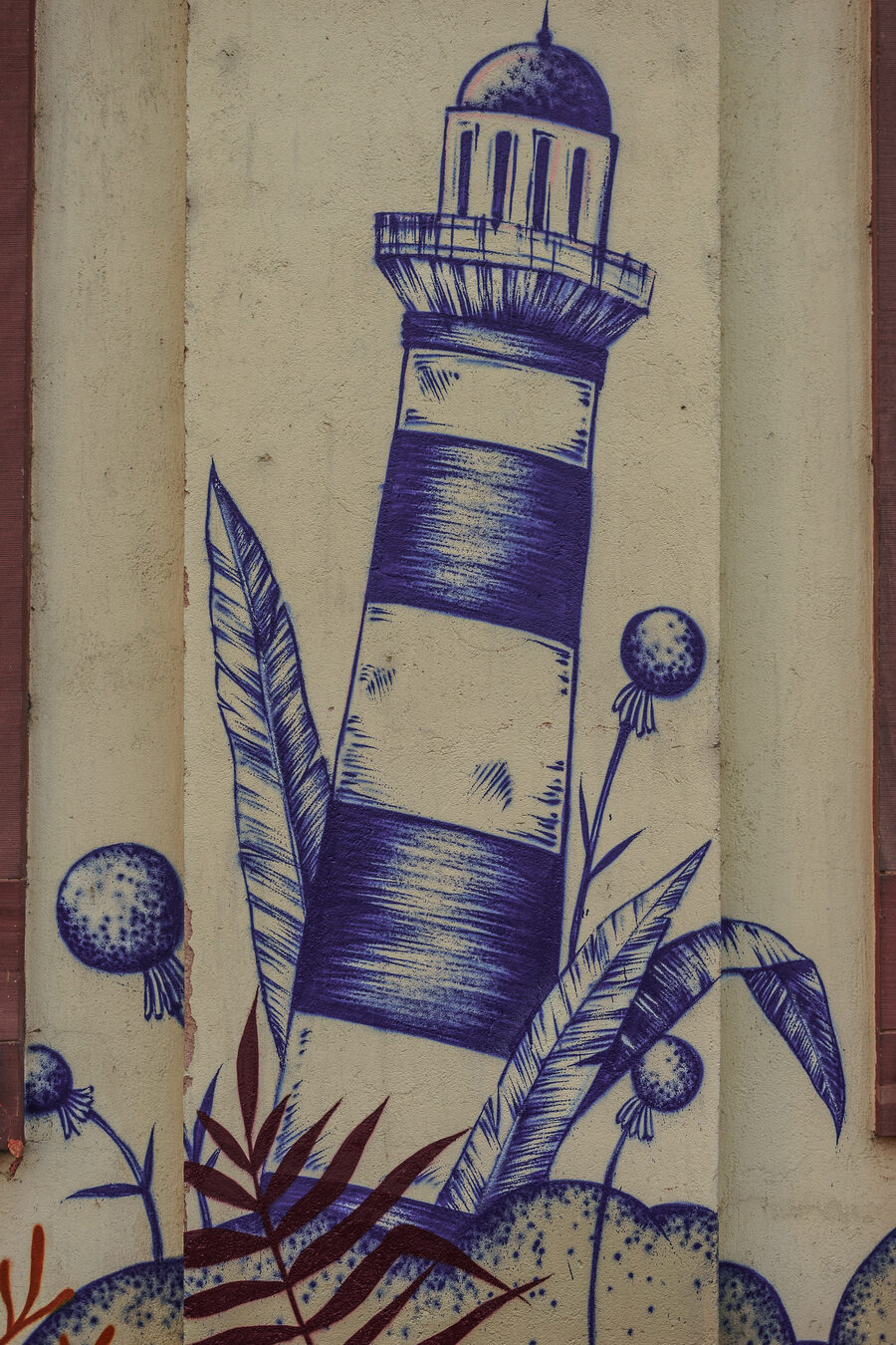 Détail de la fresque murale d’Argos : un phare dessiné au trait bleu, entouré de végétation