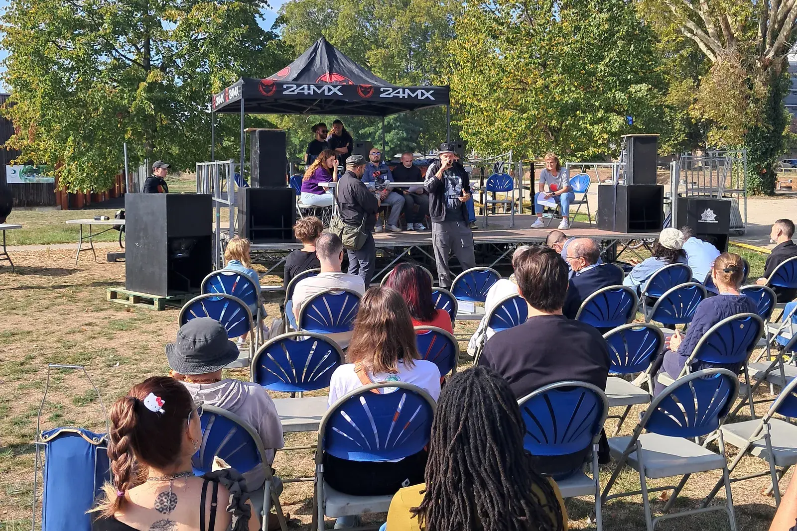 Le public réuni devant la scène dans le parc du Heyritz pour les 10 ans d’Argos