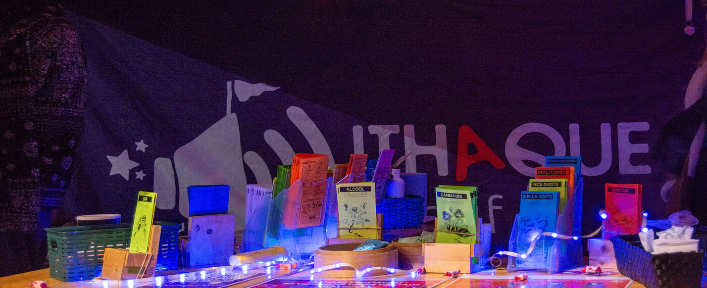 Le stand de réduction des risques d’Ithaque lors d’un événement festif