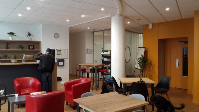 L’espace d’accueil du CAARUD d’Ithaque, rue Kuhn à Strasbourg