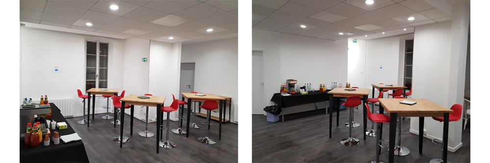L’espace détente à l’entrée de la salle, avec tables et tabourets